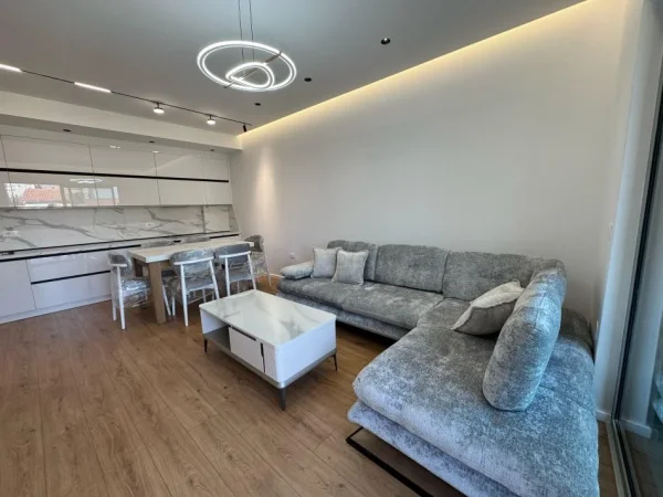 Tirane, jepet me qera apartament 2+1+Ballkon Kati 2, 100 m² 750 € (rruga e dafinave)