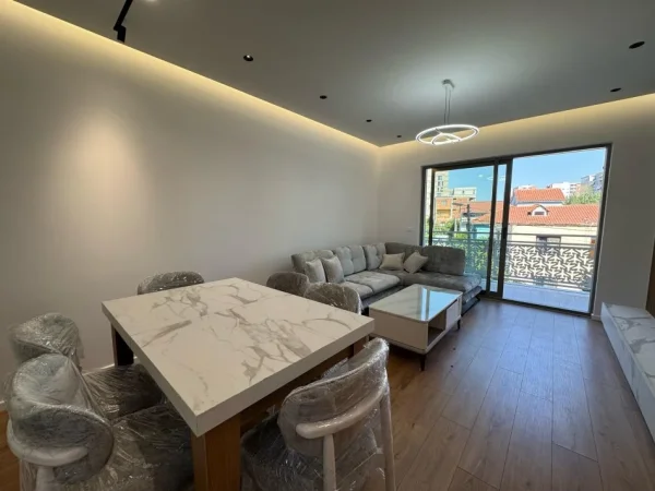 Tirane, jepet me qera apartament 2+1+Ballkon Kati 2, 100 m² 750 € (rruga e dafinave)