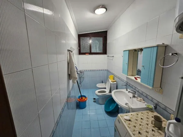 Tirane, jepet me qera apartament 2+1+Ballkon , 90 m² 560 € (Rruga"Ali Demi")