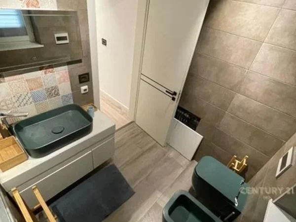 Tirane, shes apartament 3+1 Kati 3, 129 m² 280.000 € (RRUGA E DURRESIT)