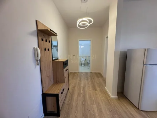 Tirane, jepet me qera apartament 1+1+Ballkon Kati 5, 70 m² 650 € (Komuna e Parisit, pranë Kompleksit Dinamo)
