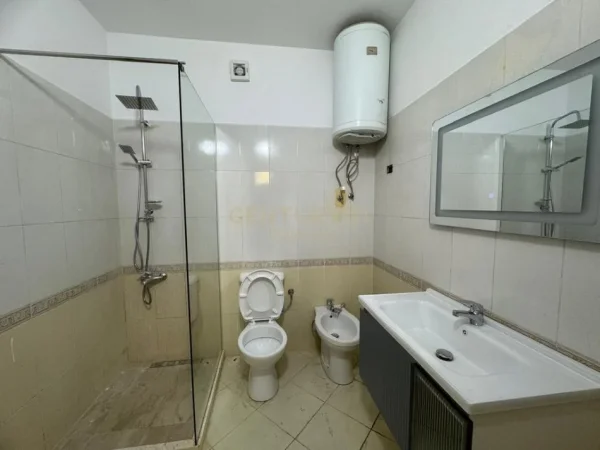 Tirane, jepet me qera apartament 1+1+Ballkon Kati 5, 70 m² 650 € (Komuna e Parisit, pranë Kompleksit Dinamo)