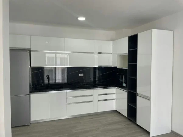 Tirane, jepet me qera apartament 3+1+Ballkon Kati 3, 117 m² 450 € (Rruga "5 Maji")