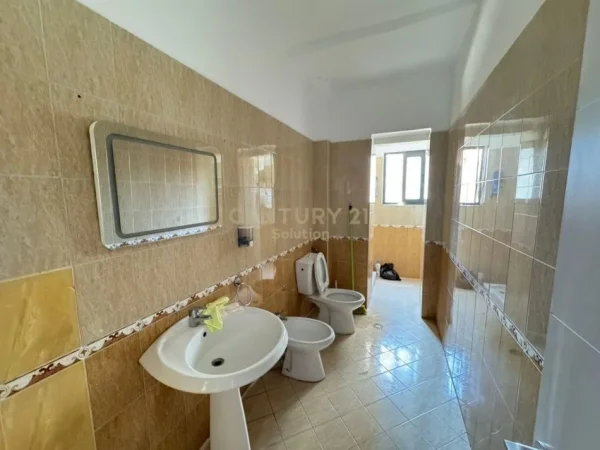 Tirane, jepet me qera ambjent biznesi Kati 3, 109 m² 850 € 