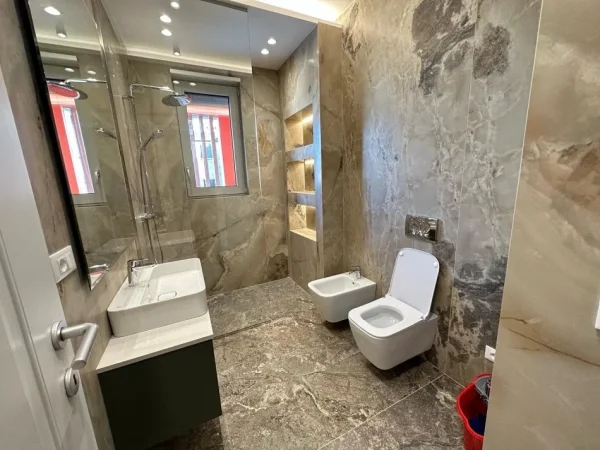 Tirane, jap me qera apartament 2+1+Ballkon Kati 2, 100 m² 1.200 € (rruga muhamet gjollesha)