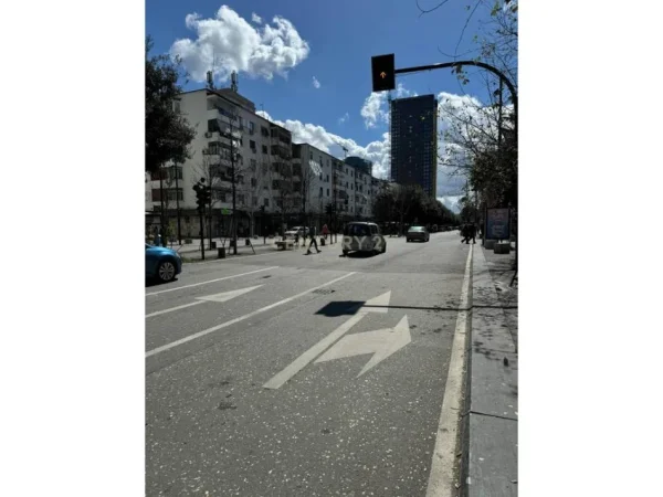 Tirane, jepet me qera ambjent biznesi Kati 0, 62 m² 2.500 € (Buoevardi Zogu 1)