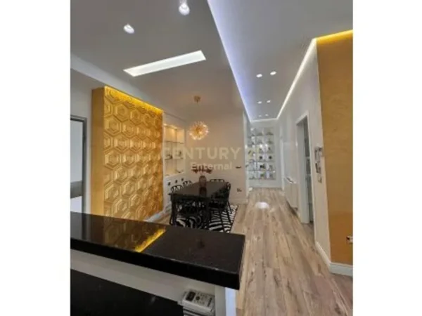 Tirane, jepet me qera apartament 2+1+Ballkon Kati 21, 130 m² 2.500 € (Stadiumi Qemal Stafa)