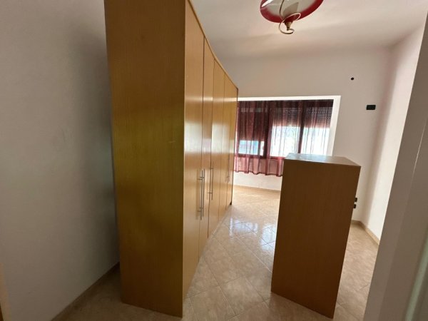 Tirane, jepet me qera apartament 1+1+Ballkon Kati 4, 65 m² 400 € (rruga e kavajes)
