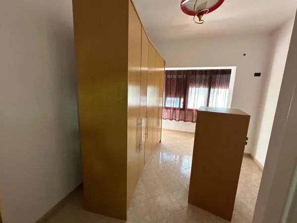 Tirane, jepet me qera apartament 1+1+Ballkon Kati 4, 65 m² 400 € (rruga e kavajes)