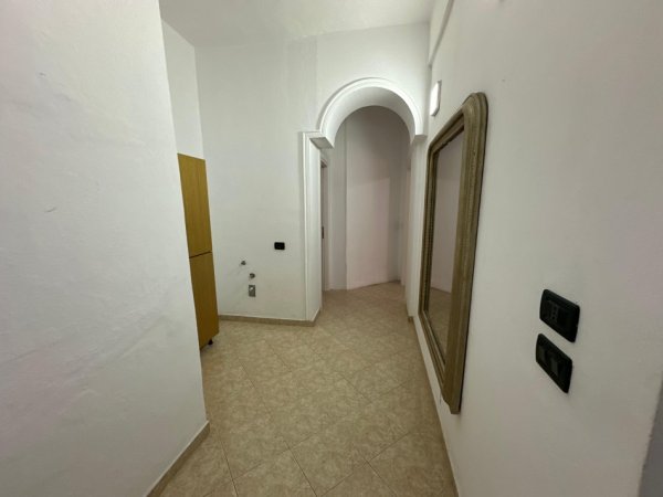 Tirane, jepet me qera apartament 1+1+Ballkon Kati 4, 65 m² 400 € (rruga e kavajes)