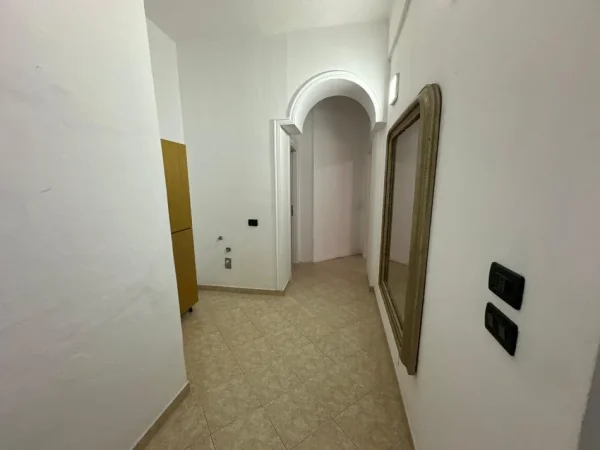 Tirane, jepet me qera apartament 1+1+Ballkon Kati 4, 65 m² 400 € (rruga e kavajes)