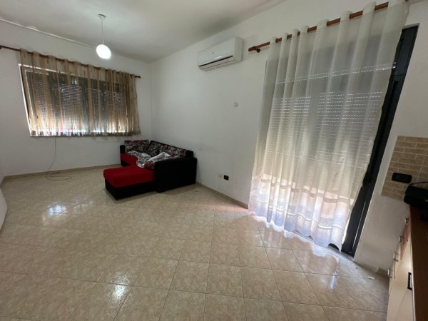 Tirane, jepet me qera apartament 1+1+Ballkon Kati 4, 65 m² 400 € (rruga e kavajes)