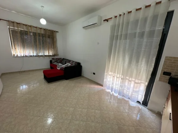 Tirane, jepet me qera apartament 1+1+Ballkon Kati 4, 65 m² 400 € (rruga e kavajes)