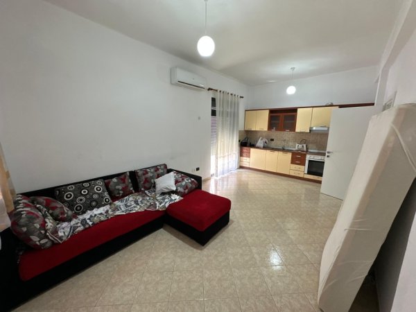 Tirane, jepet me qera apartament 1+1+Ballkon Kati 4, 65 m² 400 € (rruga e kavajes)