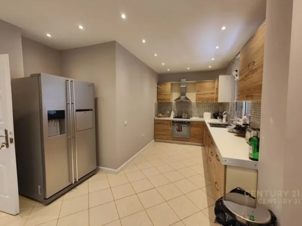 Tirane, jepet me qera Vile 2+1+Ballkon Kati 3, 560 m² 3.000 € (Liqeni Thate)