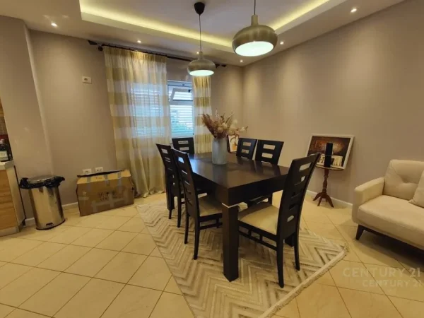 Tirane, jepet me qera Vile 2+1+Ballkon Kati 3, 560 m² 3.000 € (Liqeni Thate)