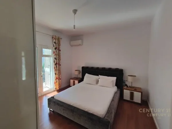 Tirane, jepet me qera Vile 2+1+Ballkon Kati 3, 560 m² 3.000 € (Liqeni Thate)