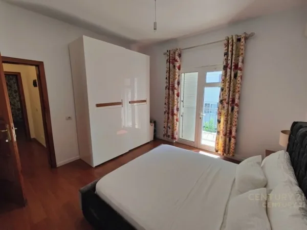 Tirane, jepet me qera Vile 2+1+Ballkon Kati 3, 560 m² 3.000 € (Liqeni Thate)