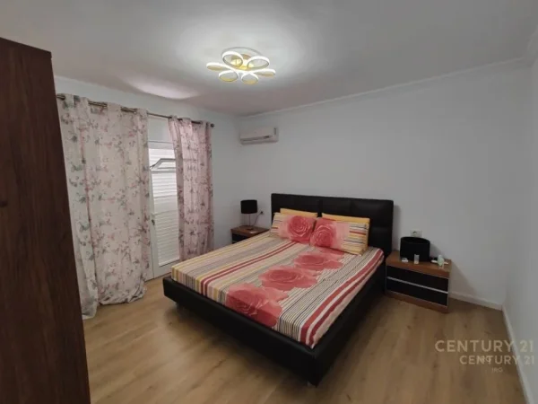 Tirane, jepet me qera Vile 2+1+Ballkon Kati 3, 560 m² 3.000 € (Liqeni Thate)