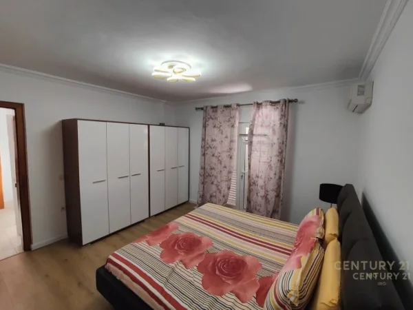 Tirane, jepet me qera Vile 2+1+Ballkon Kati 3, 560 m² 3.000 € (Liqeni Thate)