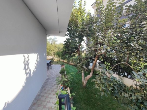 Tirane, jepet me qera Vile 2+1+Ballkon Kati 3, 560 m² 3.000 € (Liqeni Thate)