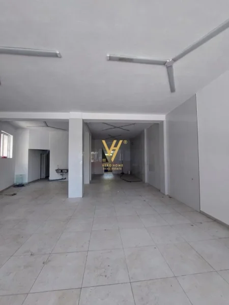 Tirane, jepet me qera dyqan Kati 0, 105 m² 800 € (PAZARI I RI)