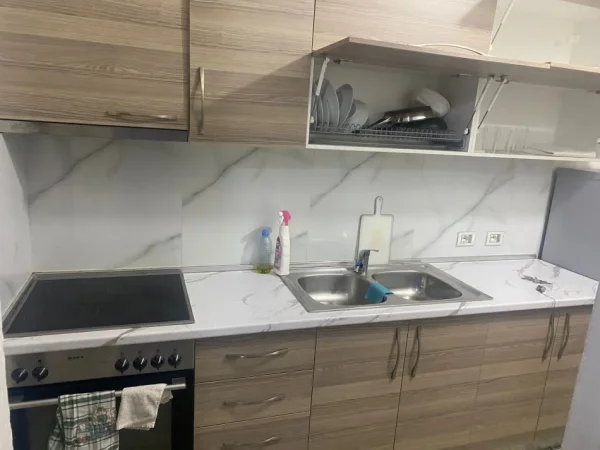 Tirane, jepet me qera apartament 1+1+Ballkon Kati 2, 67 m² 350 € (LAPRAKE)