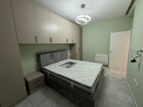 Tirane, jepet me qera apartament 1+1+1 post parkim Ballkon Kati 2, 73 m² 600 € (Selite)