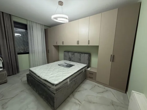 Tirane, jepet me qera apartament 1+1+1 post parkim Ballkon Kati 2, 73 m² 600 € (Selite)