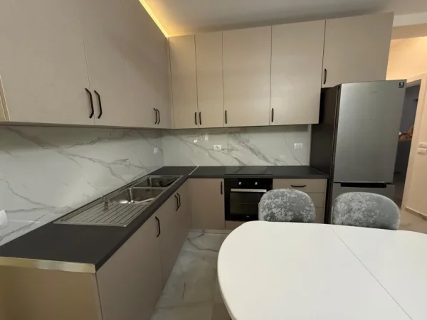 Tirane, jepet me qera apartament 1+1+1 post parkim Ballkon Kati 2, 73 m² 600 € (Selite)