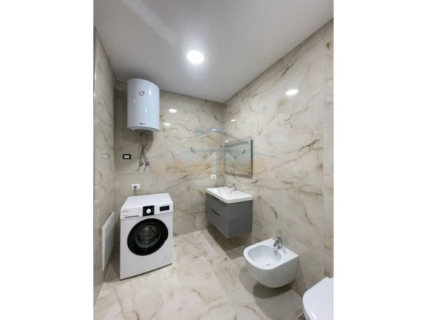 Tirane, jepet me qera apartament 2+1 Kati 2, 135 m² 900 € (Kopshti Botanik)