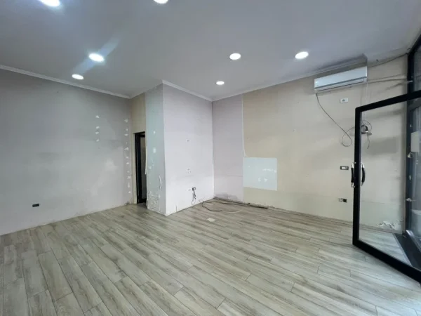 Tirane, jepet me qera ambjent biznesi Kati 0, 33 m² 500 € (Komuna e Parisit)