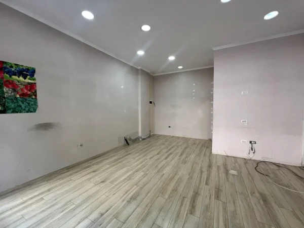 Tirane, jepet me qera ambjent biznesi Kati 0, 33 m² 500 € (Komuna e Parisit)