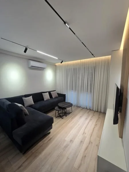 Tirane, jepet me qera apartament 2+1+Ballkon Kati 5, 110 m² 1.000 € (XHAMLLIK)