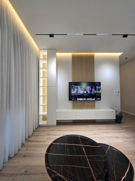 Tirane, jepet me qera apartament 2+1+Ballkon Kati 5, 110 m² 1.000 € (XHAMLLIK)