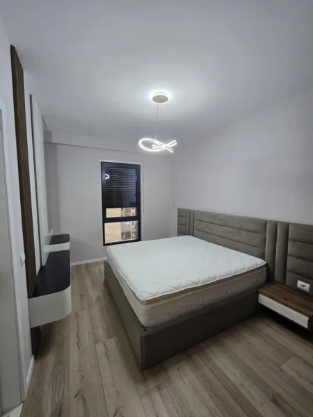 Tirane, jepet me qera apartament 2+1+Ballkon Kati 5, 110 m² 1.000 € (XHAMLLIK)