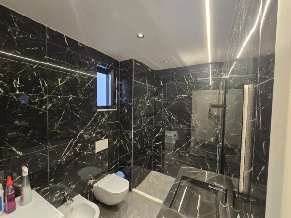 Tirane, jepet me qera apartament 2+1+Ballkon Kati 5, 110 m² 1.000 € (XHAMLLIK)