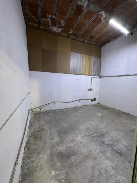 Tirane, jepet me qera magazine Kati 0, 260 m² 2.000 € (Rruga Siri Kodra)