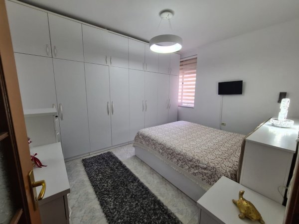 Tirane, jepet me qera apartament 1+1+Ballkon Kati 5, 70 m² 560 € (Rr.Kongresi Manastirit/Gjimnazi Andon Zako Cajupi)