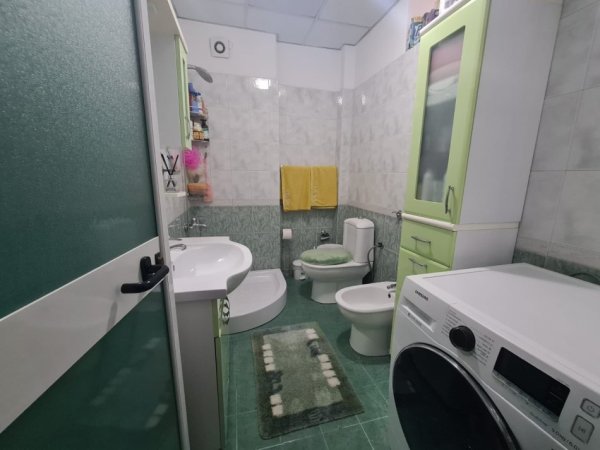 Tirane, jepet me qera apartament 1+1+Ballkon Kati 5, 70 m² 560 € (Rr.Kongresi Manastirit/Gjimnazi Andon Zako Cajupi)