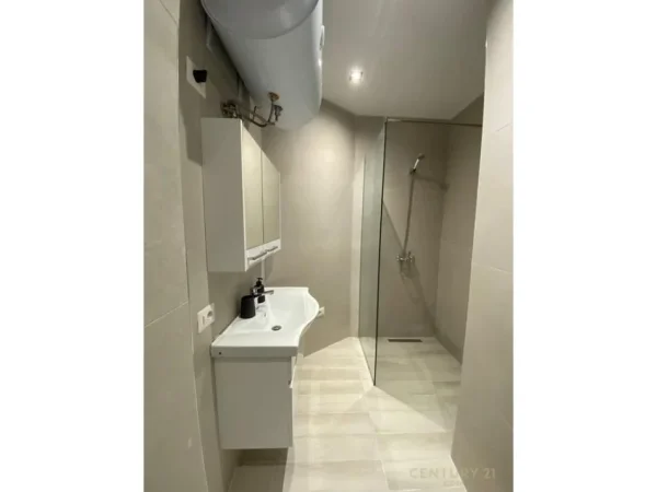 Tirane, jepet me qera apartament 1+1 Kati 2, 65 m² 500 € (21 Dhjetori, pranë Fakultetit të Inxhinierisë së Ndërtimit, përballë konvikteve)