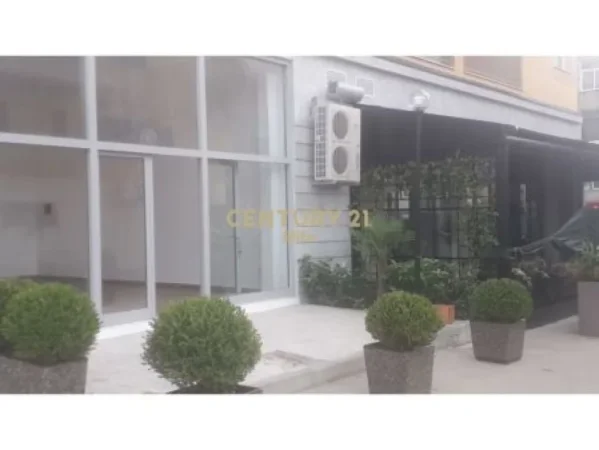 Tirane, shitet ambjent biznesi Kati 0, 50 m² 114.000 € (Oxhaku)