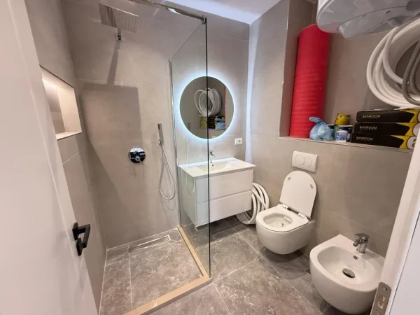 Tirane, jap me qera apartament 2+1+Ballkon Kati 3, 100 m² 1.000 € (rruga e dafinave)