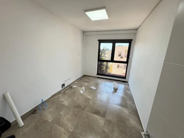 Tirane, jepet me qera zyre Kati 2, 60 m² 700 € (rruga kavajes)