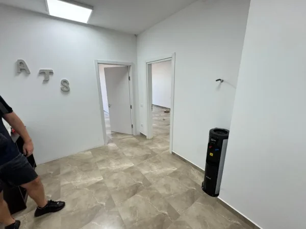 Tirane, jepet me qera zyre Kati 2, 60 m² 700 € (rruga kavajes)