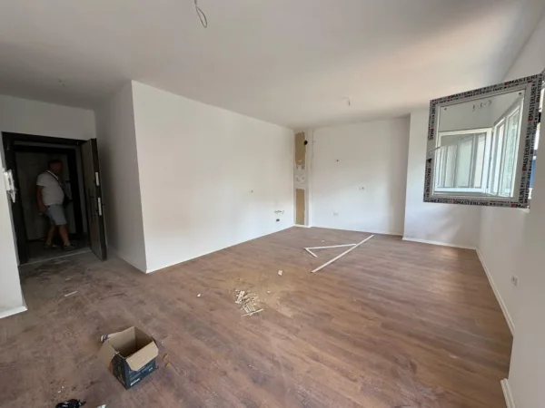 Tirane, jap me qera apartament 1+1+Ballkon Kati 1, 60 m² 600 € (rruga tefta tashko koco)