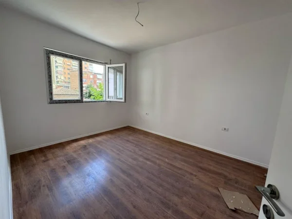 Tirane, jap me qera apartament 1+1+Ballkon Kati 1, 60 m² 600 € (rruga tefta tashko koco)