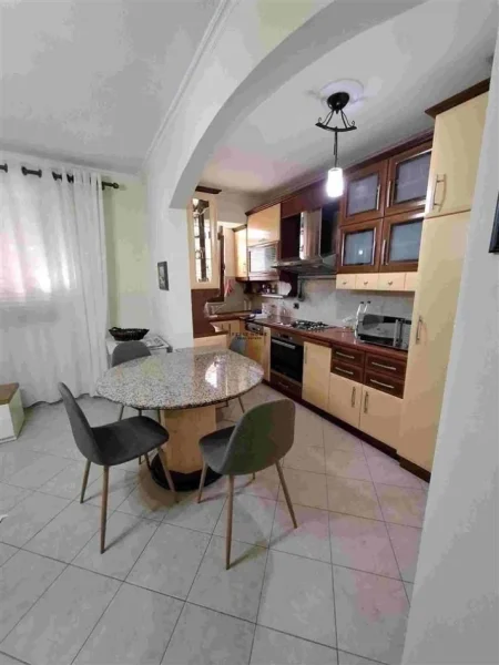 Tirane, jepet me qera apartament 2+1 Kati 2, 90 m² 650 € (ALI DEMI)