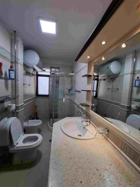Tirane, jepet me qera apartament 2+1 Kati 2, 90 m² 650 € (ALI DEMI)