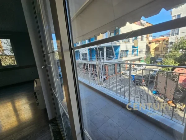 Tirane, jepet me qera ambjent biznesi Kati 3, 144 m² 1.350 € 